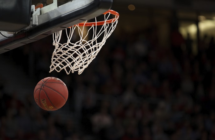 NBA季后赛西部决赛直播 - 洛杉矶湖人队与金州勇士队球员篮下对抗